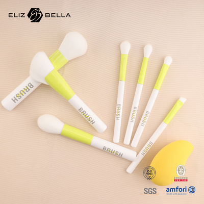 Mühelos einen professionellen Look erzielen mit den dichteren Borsten des Beauty Needs Reise-Pinsel-Sets