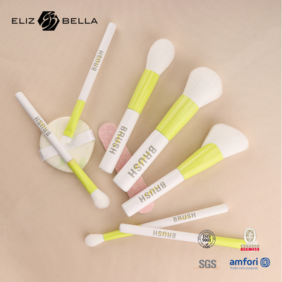Mühelos einen professionellen Look erzielen mit den dichteren Borsten des Beauty Needs Reise-Pinsel-Sets