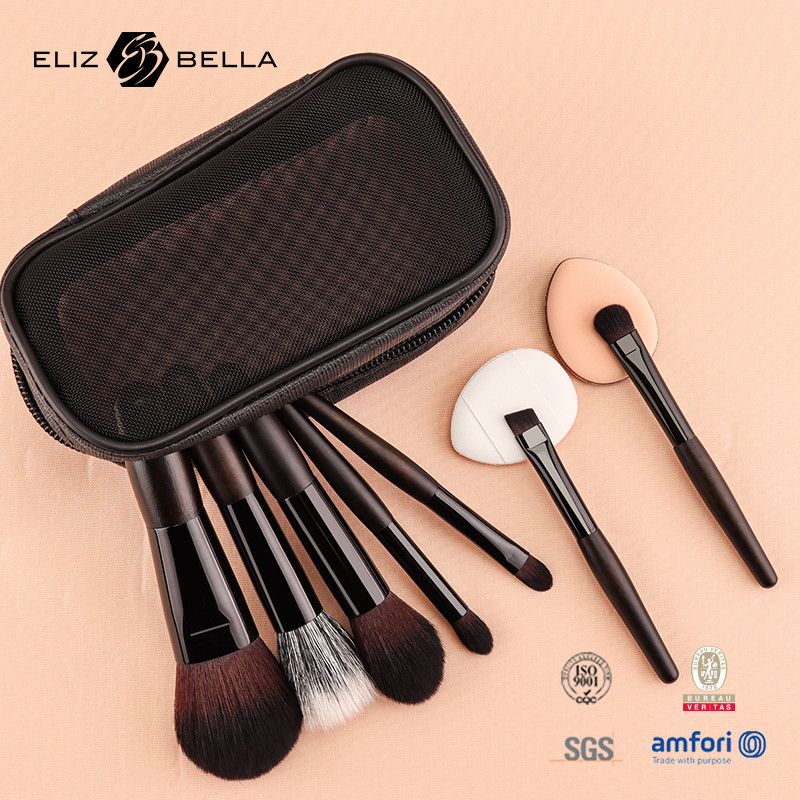 Der perfekte Zusatz zu Ihrer Kollektion. Kleiner Pinsel-Set mit Reißverschluss.